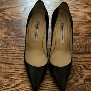 Manila Blahnik black leather classic pumps in 37.5